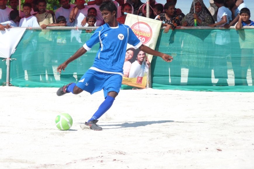 ޒުވާން " ޕެލޭ " އާއެކު ތުޅާދޫ މަލަ