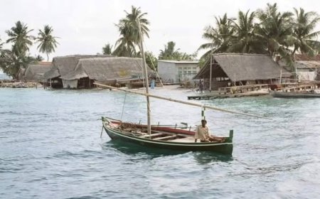 ތުޅާދޫ އަކީ ބާޑީޖަހައިގެން ބިންހިއްކި މީހުން ދިރިއުޅޭ ރަށެއް