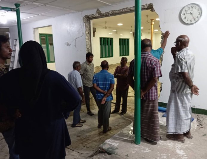 ތުޅާދޫ މަސްޖިދުއްރަޙްމާނުގެ ޤަބުރު ސާފުކުރުމުގެ މަސައްކަތުގެ ފަންސަޔާ ނަވައި އިންސައްތަ ނިމުނުތަނާ މަސައްކަތް ހުއްޓުވި - ތުޅާދޫމަލަ