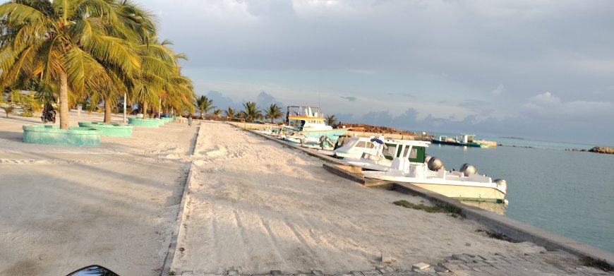 ތުޅާދޫ ބަނދަރުގެ ވައިޓަރ ރޯޑުގައި އަޅާފައިވާ ގައުތައް ނަގާ ކޮންކްރީޓް ކުރުން 